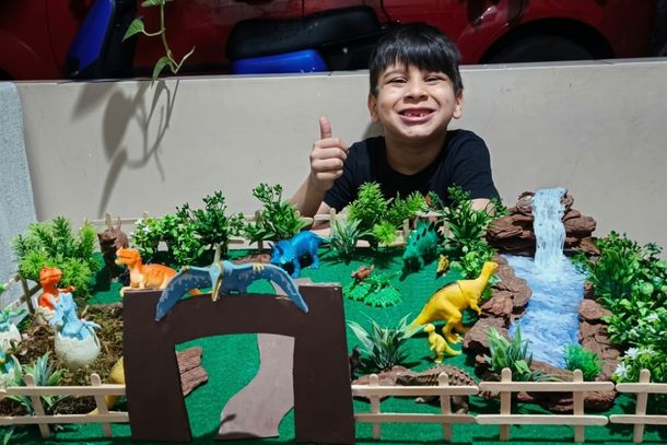 Menino de 6 anos recria parque de dinossauros sem nunca ter visitado o local