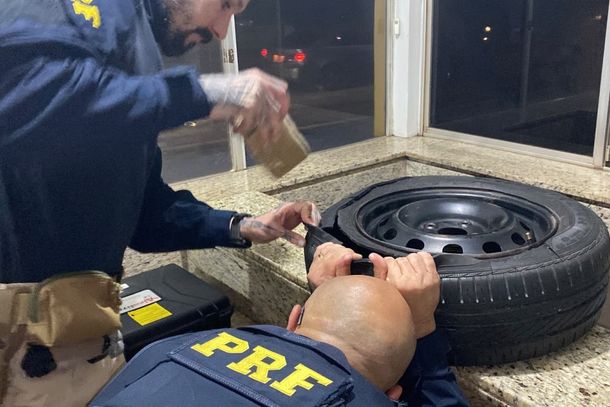 Motorista &eacute; preso com quase 6 kg de drogas escondidas no estepe de carro na BR-277