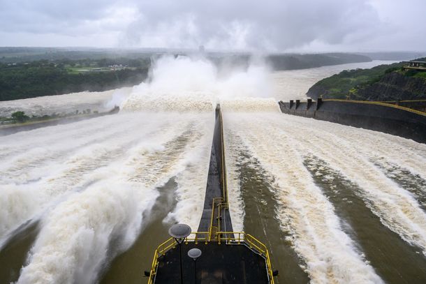 N&iacute;vel do Paran&aacute; pode alcan&ccedil;ar 121 metros nesta quarta, segundo previs&atilde;o da Itaipu