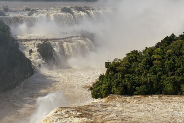 Passarela das Cataratas fecha ap&oacute;s vaz&atilde;o chegar a 8,8 milh&otilde;es de litros por segundo