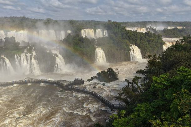 Passarela das Cataratas fecha ap&oacute;s vaz&atilde;o chegar a 8,8 milh&otilde;es de litros por segundo