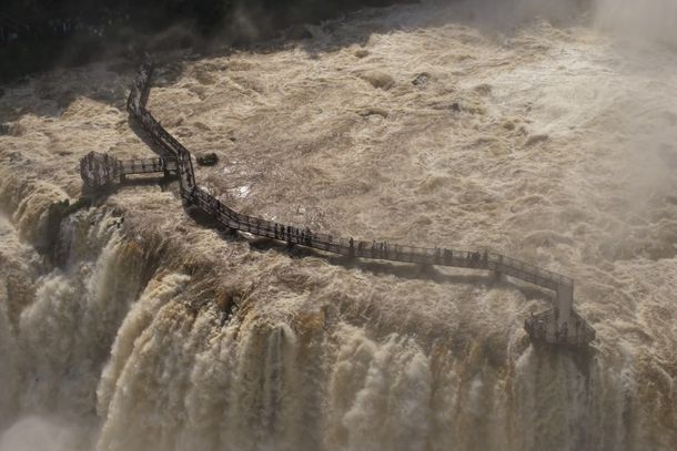 Passarela das Cataratas fecha ap&oacute;s vaz&atilde;o chegar a 8,8 milh&otilde;es de litros por segundo