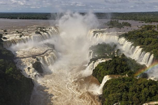 Passarela das Cataratas fecha ap&oacute;s vaz&atilde;o chegar a 8,8 milh&otilde;es de litros por segundo