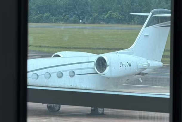 PF monitorou jato usado por Fl&aacute;vio Bolsonaro em Puerto Iguaz&uacute;, mas n&atilde;o p&ocirc;de atuar