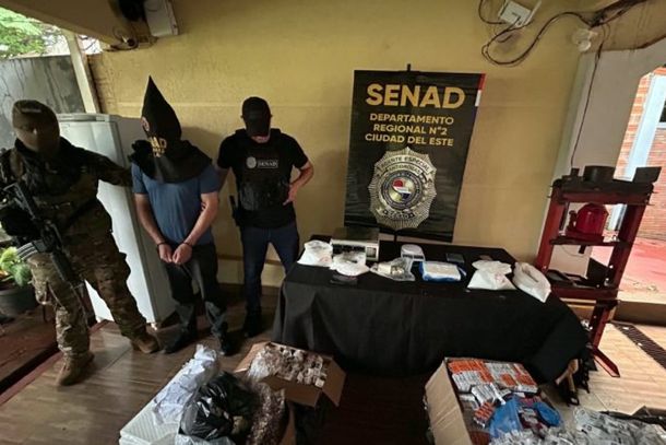 Pol&iacute;cia encontra rem&eacute;dios para emagrecer em im&oacute;vel usado para preparar coca&iacute;na