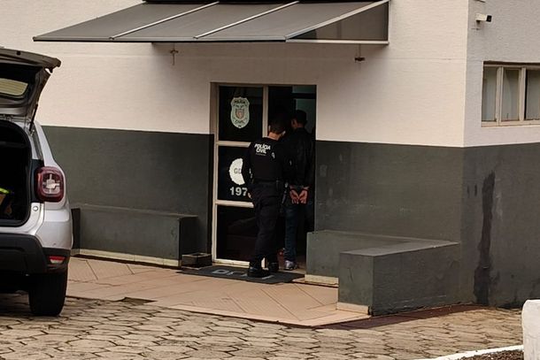 Pol&iacute;cia prende dois suspeitos de furtar caminhonetes Hilux em Foz; um est&aacute; foragido