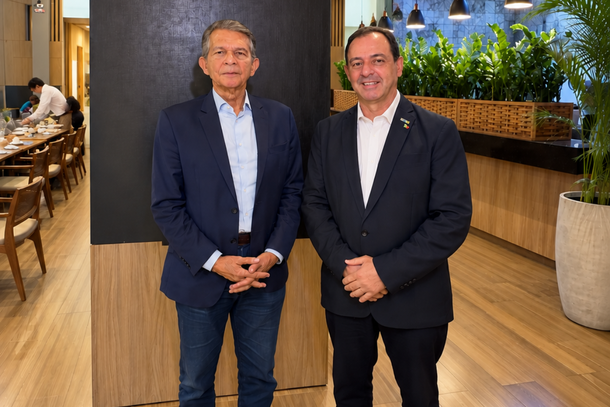 O prefeito General Silva e Luna ao lado de Irapuan Cortes Santos, anunciado como novo secret&aacute;rio de Turismo.