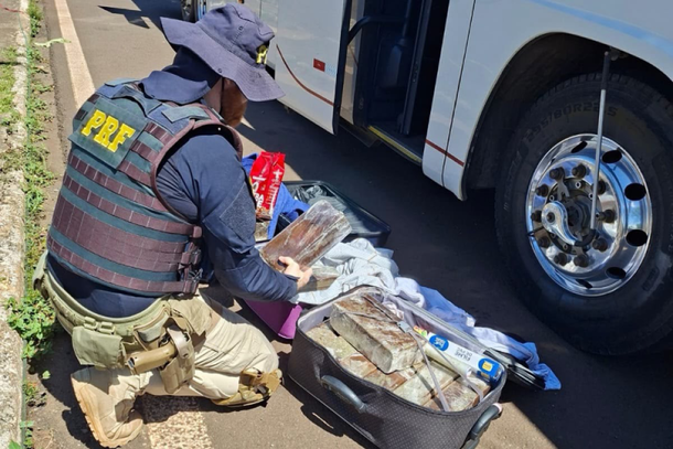 PRF encontra 40 kg de maconha com p&oacute; de caf&eacute; em &ocirc;nibus que saiu de Foz do Igua&ccedil;u