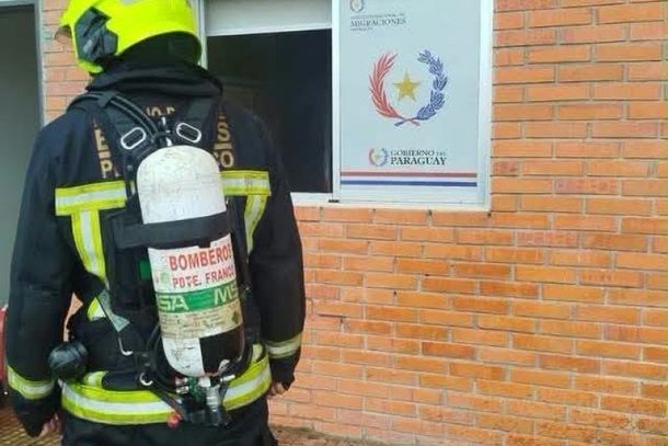 Princ&iacute;pio de inc&ecirc;ndio atinge &aacute;rea da Migra&ccedil;&atilde;o na Ponte da Integra&ccedil;&atilde;o, no Paraguai