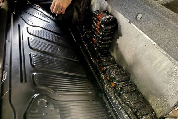 Receita acha R$ 1,25 milh&atilde;o em celulares escondidos em carro na Ponte da Amizade