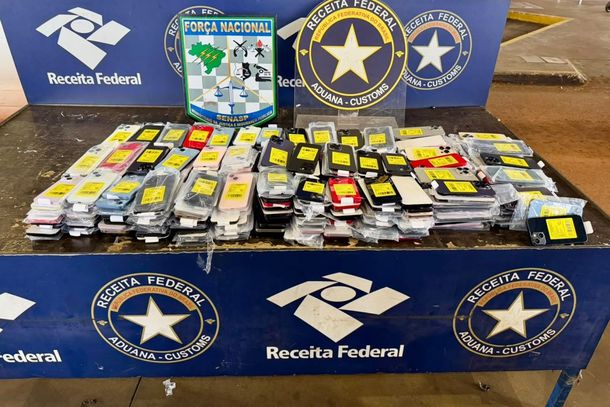 Receita acha R$ 1,25 milh&atilde;o em celulares escondidos em carro na Ponte da Amizade