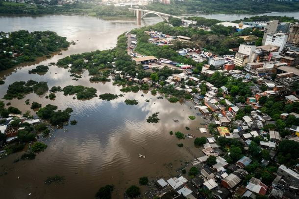 Rio baixa, mas fam&iacute;lias de Ciudad del Este recebem alerta sobre retorno &agrave;s casas