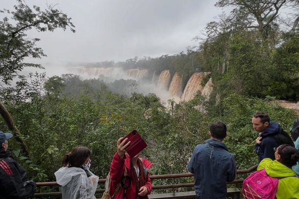 Cataratas argentinas voltam a receber turistas; Garganta do Diabo segue fechada