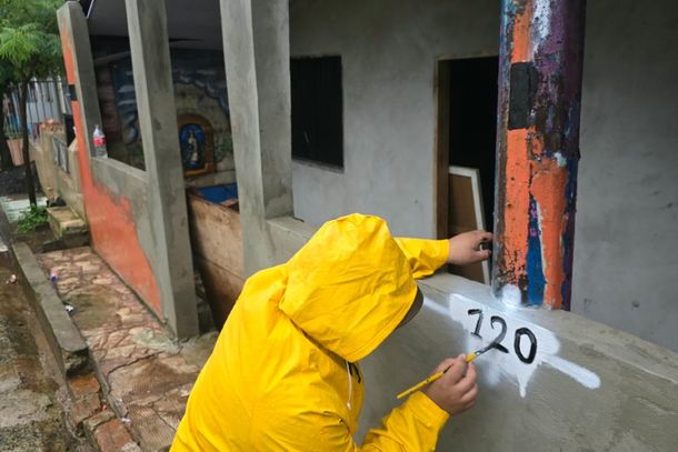 Equipe faz novas marca&ccedil;&otilde;es para medi&ccedil;&atilde;o do Rio Paran&aacute; no bairro San Rafael, em Ciudad del Este. 