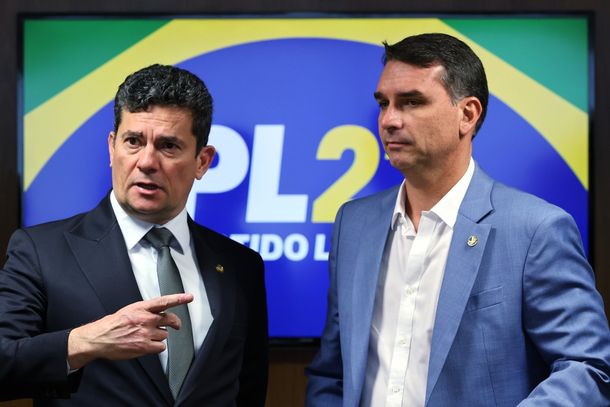 Sergio Moro e Fl&aacute;vio Bolsonaro aparecem juntos durante agenda pol&iacute;tica em 2026.