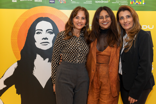 A presidente e a diretora de eventos da Gramadotur, Rosa Helena Volk e Tatiana Ferreira, com a atriz Dira Paes, homenageada do 27&ordm; Festival de Cinema Brasileiro de Paris, durante a Mostra Gramado.