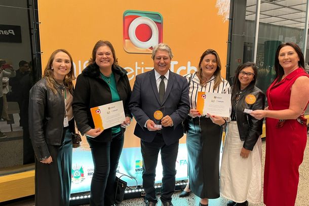 Pr&ecirc;mio AlfabetizaTch&ecirc; Josieli, Linda, prefeito Nestor, Jenifer, Leonice e secret&aacute;ria Simone.