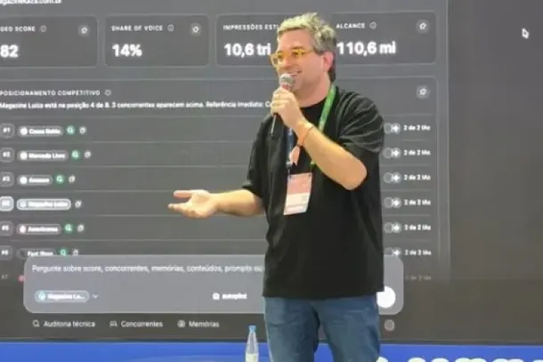 Ariel Alexandre, cofundador da Naia, durante palestra no Gramado Summit 2026.