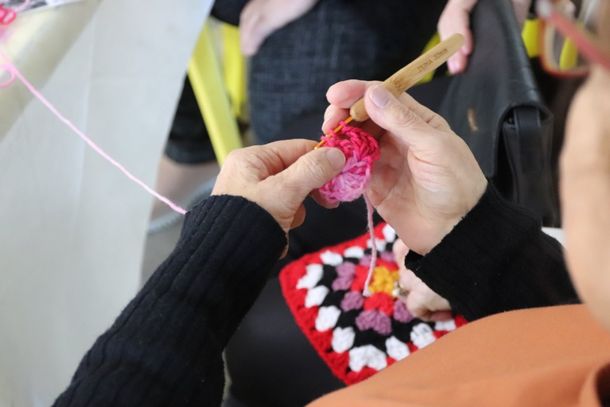 Nos encontros do projeto "Florescer", os participantes interagem atrav&eacute;s da pr&aacute;tica do artesanato.