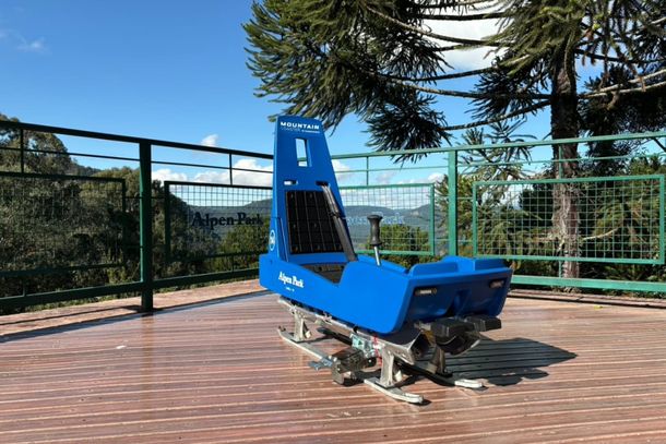 Novo tren&oacute; do Alpen Park.