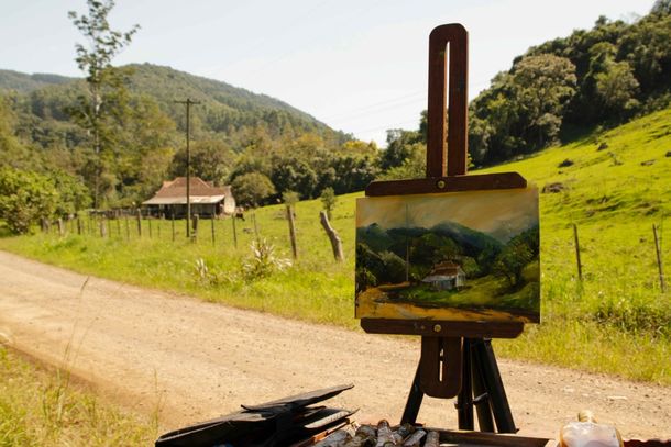 Mostra re&uacute;ne pinturas produzidas ao ar livre e fotografias anal&oacute;gicas, desenvolvidas por artistas locais.