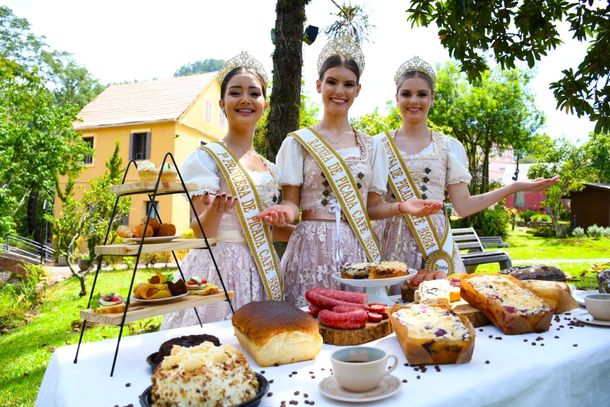 Rainha de Picada Caf&eacute; Taila Benz e princesas J&uacute;lia Buss e Nicole Leal Machado.