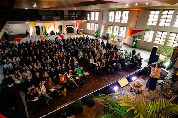 Encontro re&uacute;ne mais de 240 profissionais de APAEs para debater estrat&eacute;gias de acolhimento e inclus&atilde;o.