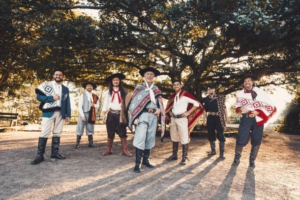 Conjunto Os Serranos abre a programa&ccedil;&atilde;o de shows da Festa Colonial 2026.