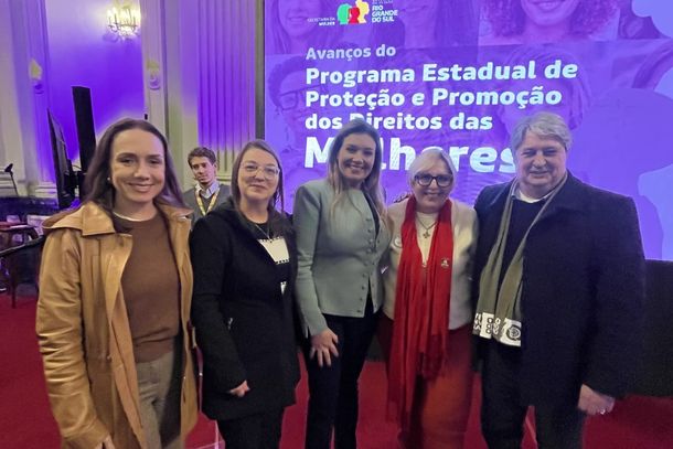 Talise Tiecher, Suzana Strassburger, Viviane Nery Viegas, Ana Costa e o prefeito Nestor Tissot.