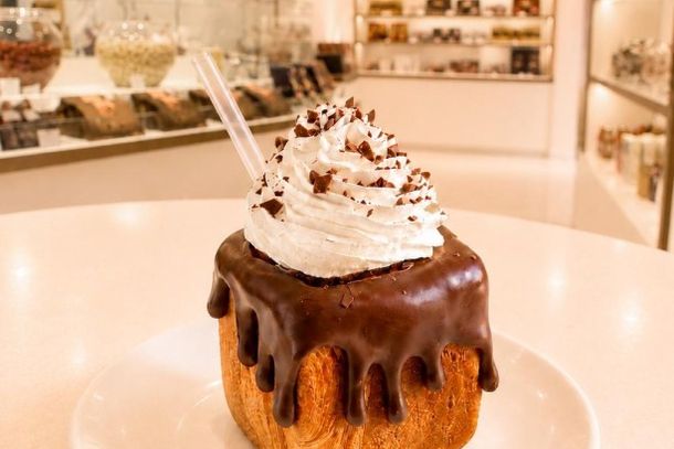 Chocolate quente cremoso no cubo.