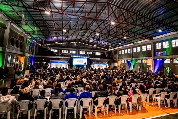 Sicredi Pioneira re&uacute;ne estudantes e educadores em encontro voltado ao desenvolvimento de lideran&ccedil;as no ambiente escolar.