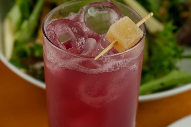 "Kitty Highball" &eacute; uma das op&ccedil;&otilde;es de drinks do Esquina.