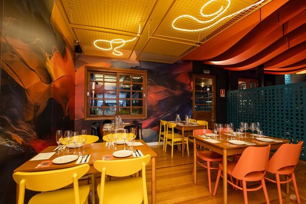 Ambiente interno do Esquina Bar e Cozinha.
