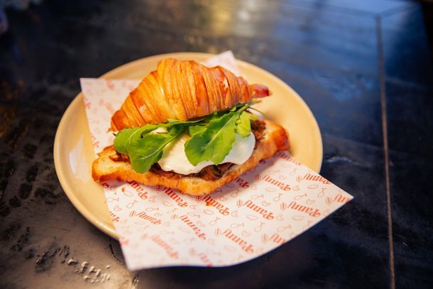 Croissant Serrano da Panni Padaria Artesanal e Brunch.