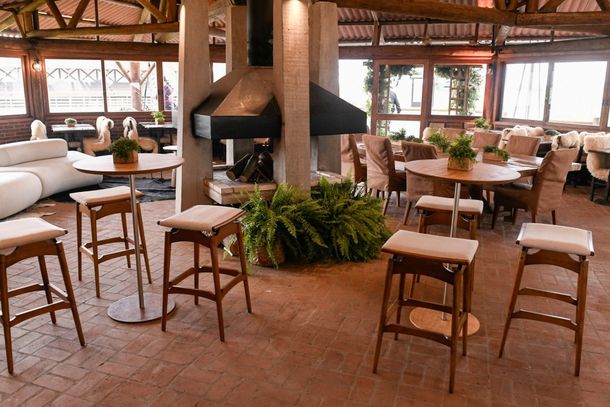 Quiosque da Est&acirc;ncia tem 120m&sup2; de sal&atilde;o e um deck com mais 70m&sup2;.