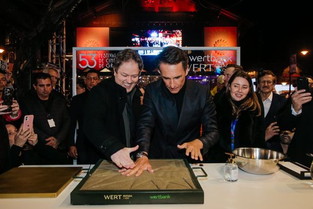 Rodrigo Santoro foi um dos eternizados na Cal&ccedil;ada da Fama 2025 em Gramado.
