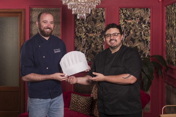O chef Laion Roos passou o Toque Blanche para o chef Arthur Cadmiel.