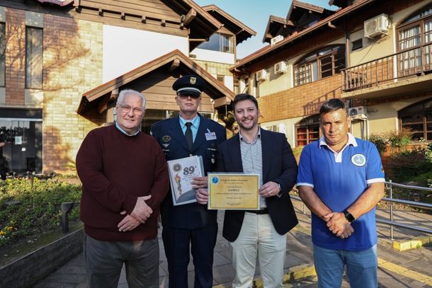 O vice-prefeito Gilberto Tegner, o presidente da Liga de Defesa Nacional, M&aacute;rcio R&eacute;gis Fagundes Hemmig, o prefeito Gilberto Cezar e o vice-prefeito de Cachoeirinha, Lu&iacute;s Carlos Azevedo da Rosa.