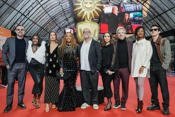Ellenco e equipe de &ldquo;Pele de Rinoceronte&rdquo;.
