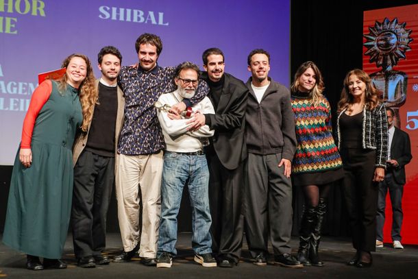 Elenco e equipe do Longa-metragem ga&uacute;cho &ldquo;Filhas da Lua&rdquo; e do curta-metragem brasileiro &ldquo;씨발 (Shibal)&rdquo;, ao lado da presidente da Gramadotur, Rosa Helena Volk.
