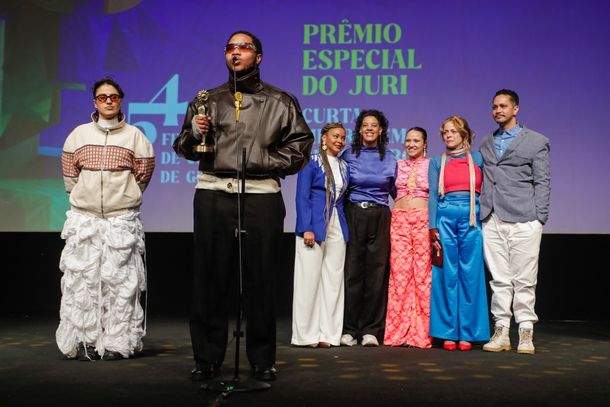 Elenco e equipe de &ldquo;Revela&ccedil;&atilde;o&rdquo;.