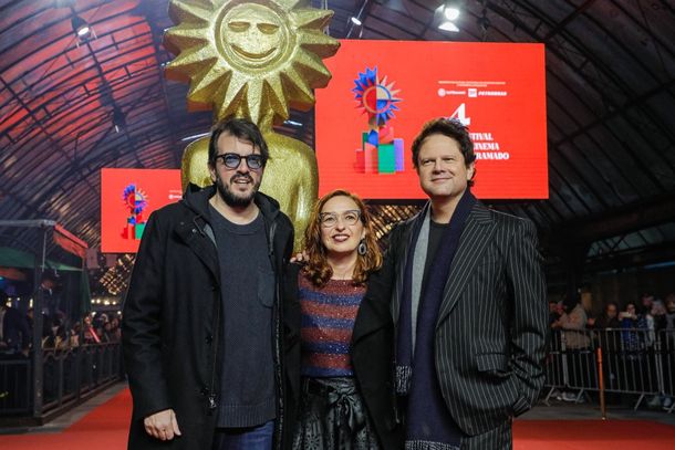 Os produtores Rodrigo Teixeira e Graziella Ferst com o ator Selton Mello.
