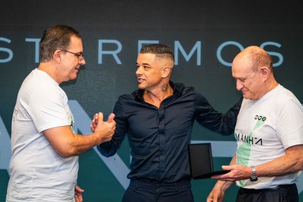 D'Alessandro ladeado pelos executivos da Laghetto, Ronald Spieker e Pl&iacute;nio Ghisleni.