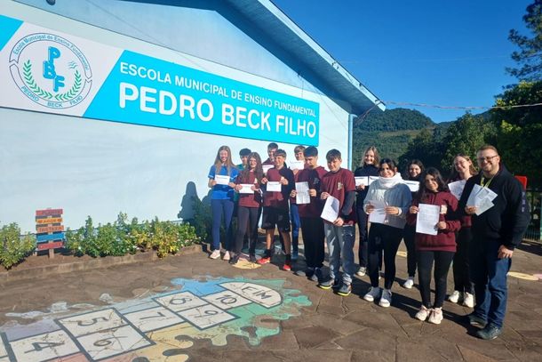 Estudantes da Pedro Beck Filho participaram de interc&acirc;mbio por correspond&ecirc;ncia com jovens da Alemanha.