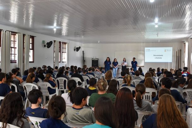 Estudantes participam de palestra sobre TEA em abril.