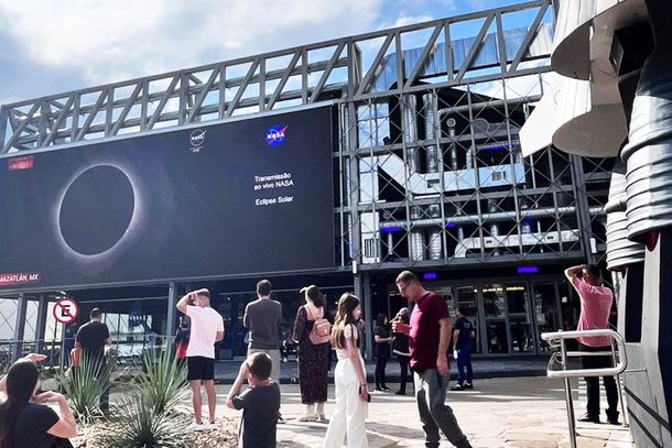 Transmiss&atilde;o de Eclipse Lunar no tel&atilde;o do Space Adventure em Canela.