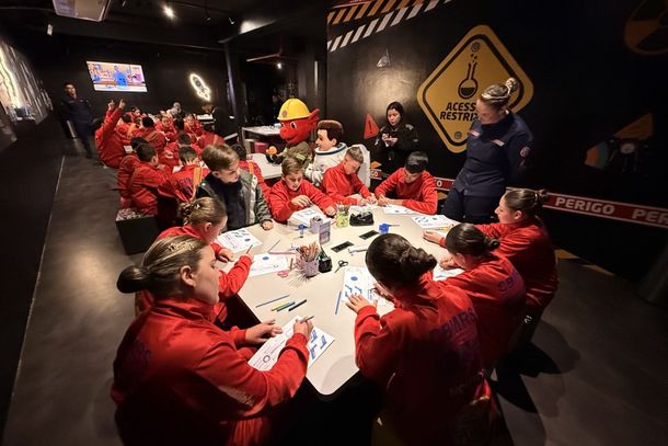 Vsita dos Bombeiros Mirins de Canela ao Space Adventure.