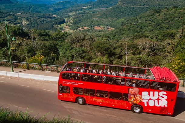 Passeio de Bustour, operado pela Brocker Turismo.
