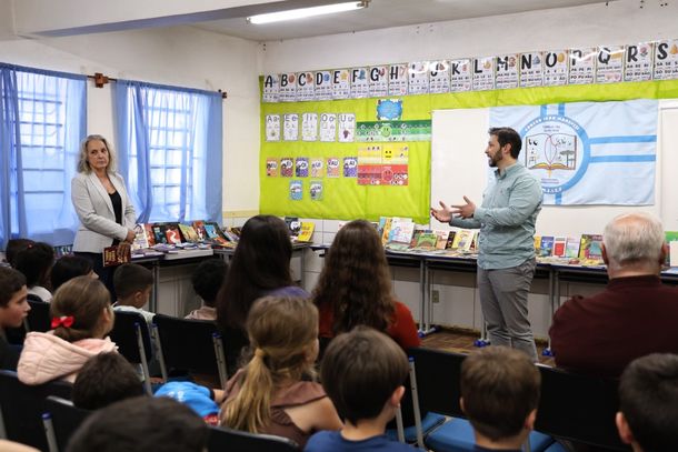 Escola C&ocirc;nego Jo&atilde;o Marchesi de Canela recebe 400 livros do projeto Biblioteca RS