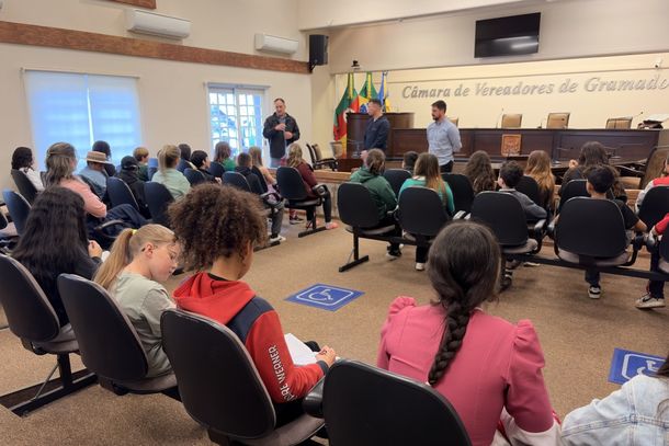 C&acirc;mara de Gramado recebe alunos da Escola Maximiliano Hahn pelo projeto Plantando o Futuro